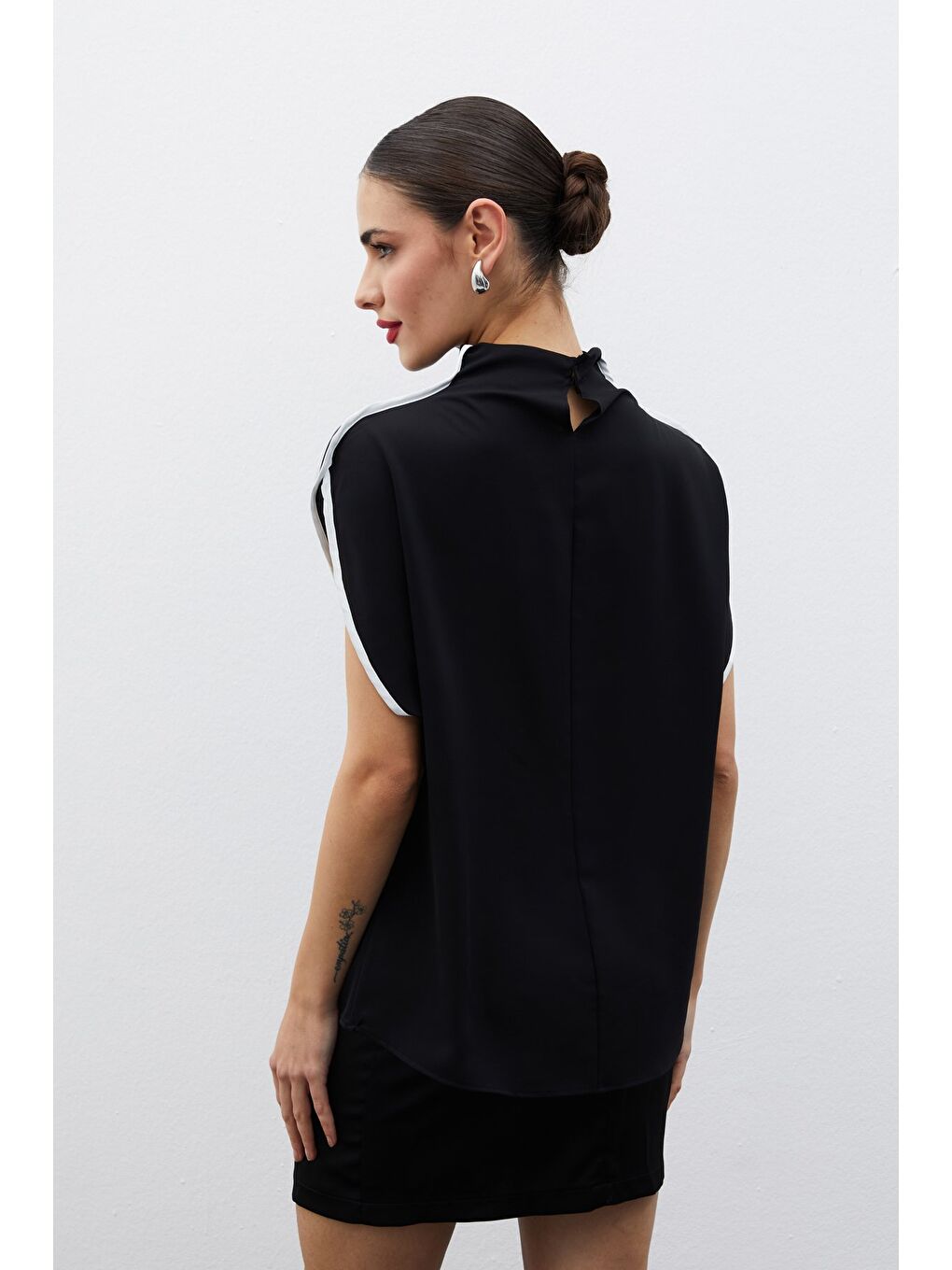 Boğazlı Kontrast Bluz - Siyah-3