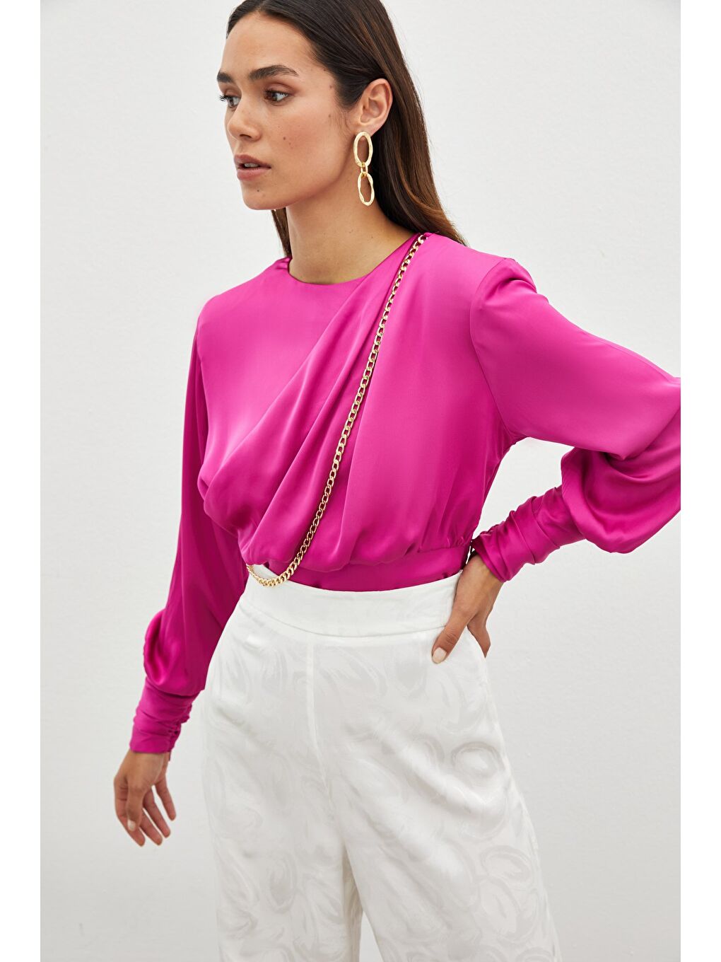 Ön Zincirli Saten Bluz - Fuşya-3