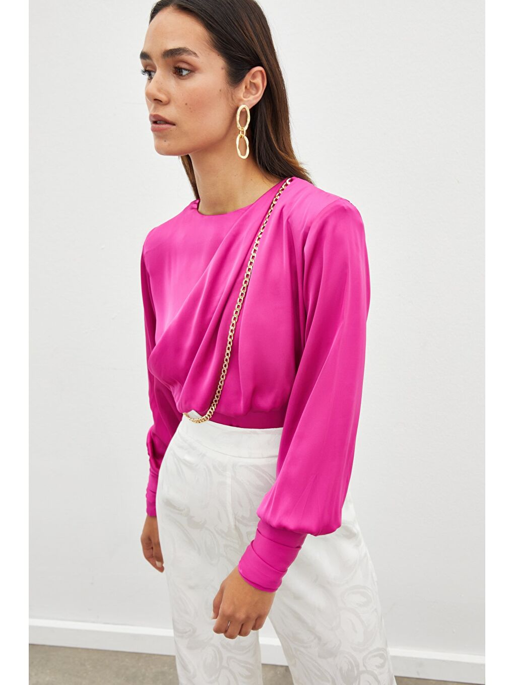 Ön Zincirli Saten Bluz - Fuşya-4