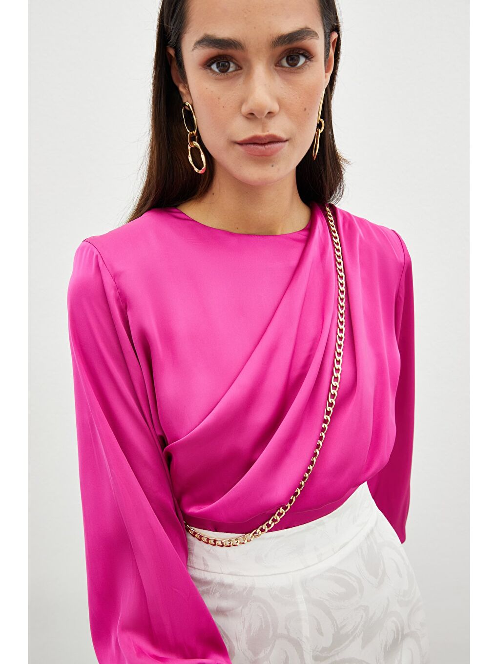 Ön Zincirli Saten Bluz - Fuşya-5
