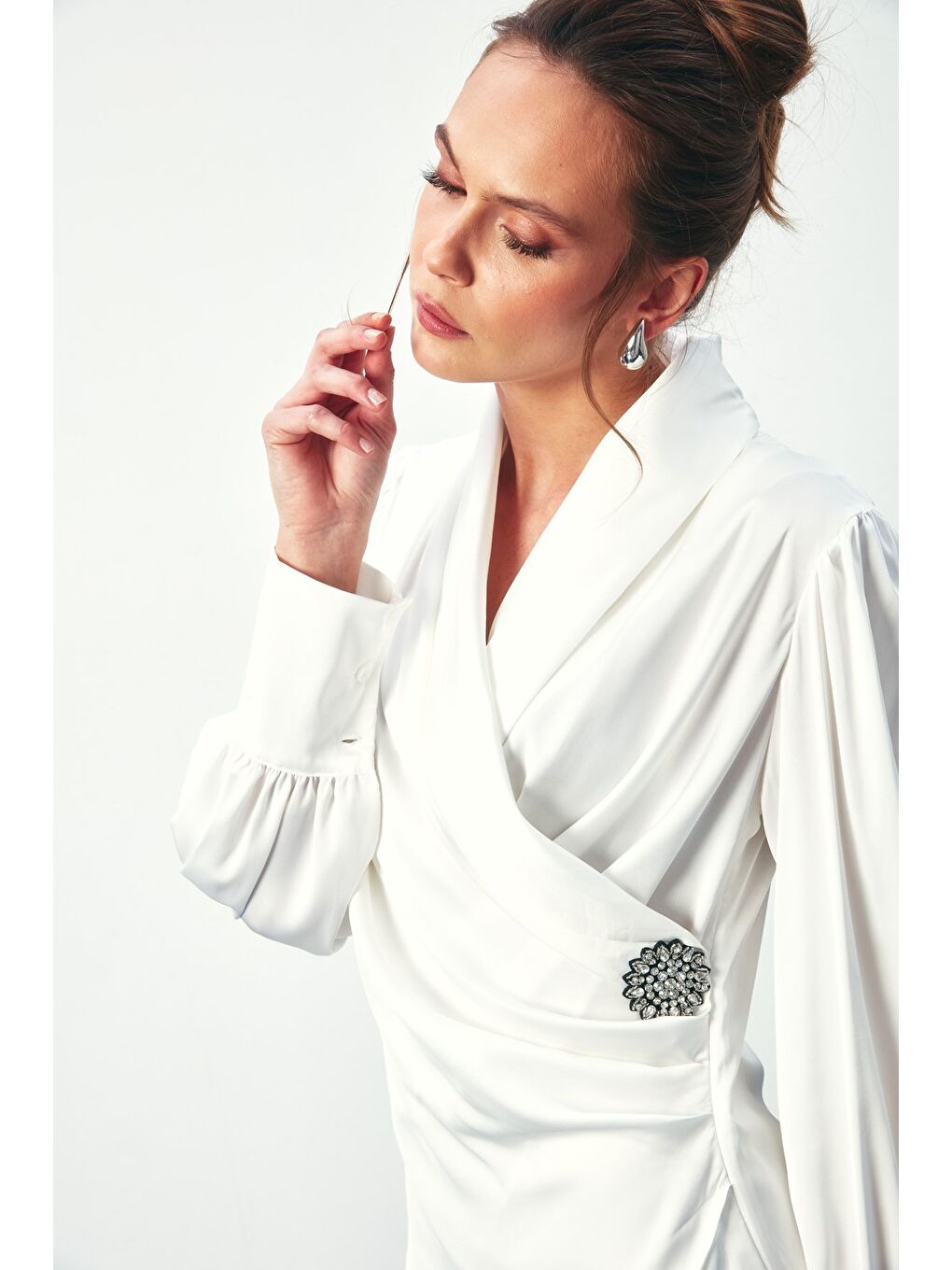 Broşlu Kruvaze Bluz - Ekru-1