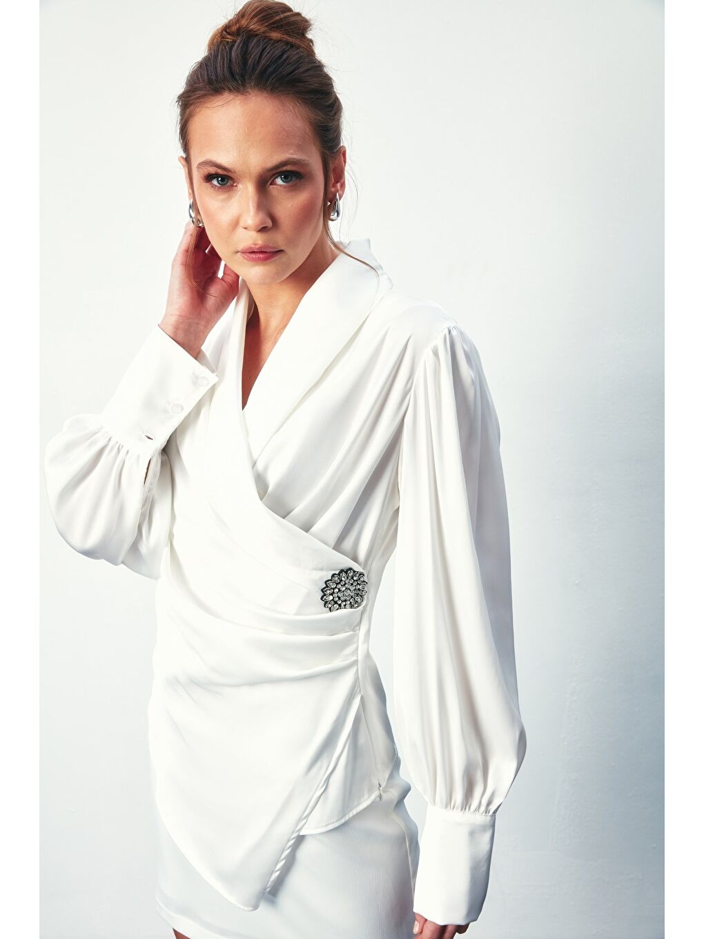 Broşlu Kruvaze Bluz - Ekru-2