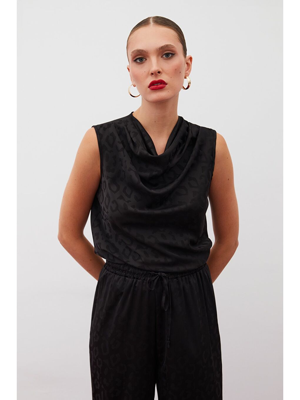 Degaje Yaka Kolsuz Bluz - Siyah-1