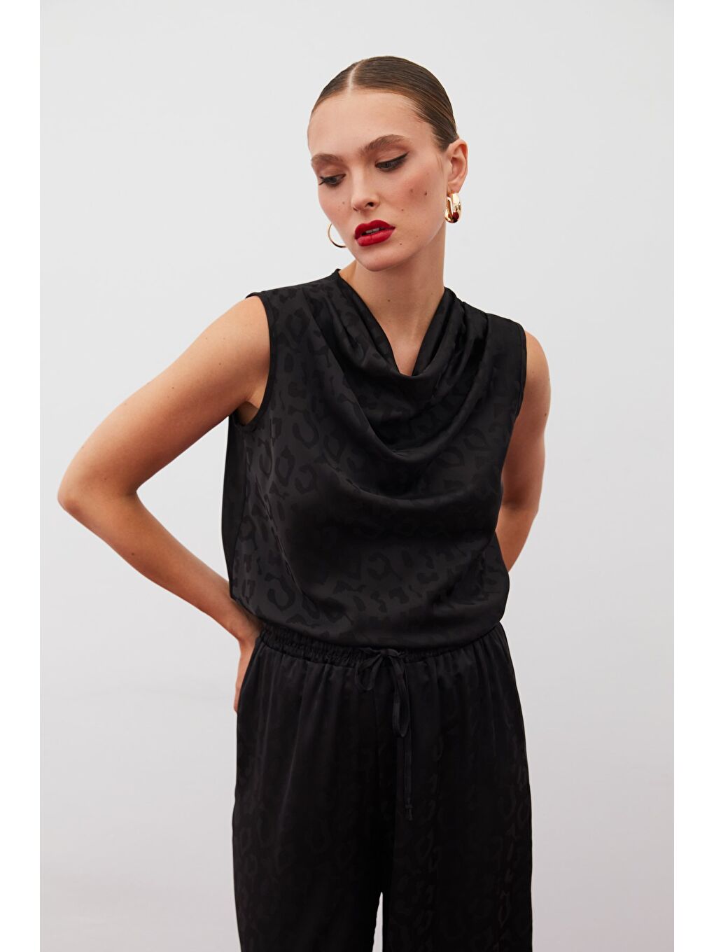 Degaje Yaka Kolsuz Bluz - Siyah-2