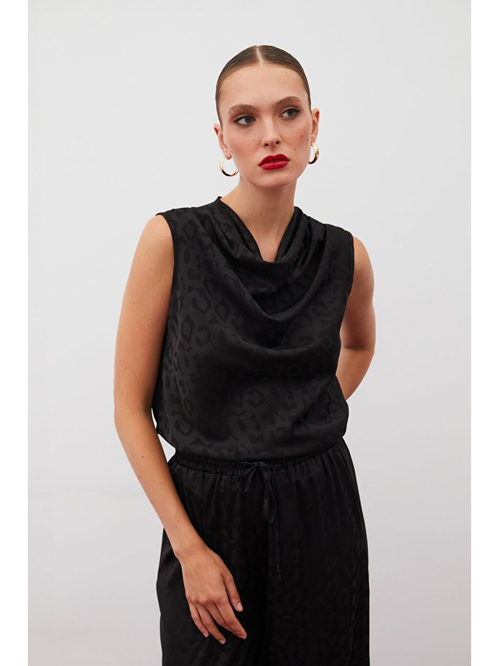 Degaje Yaka Kolsuz Bluz - Siyah-3