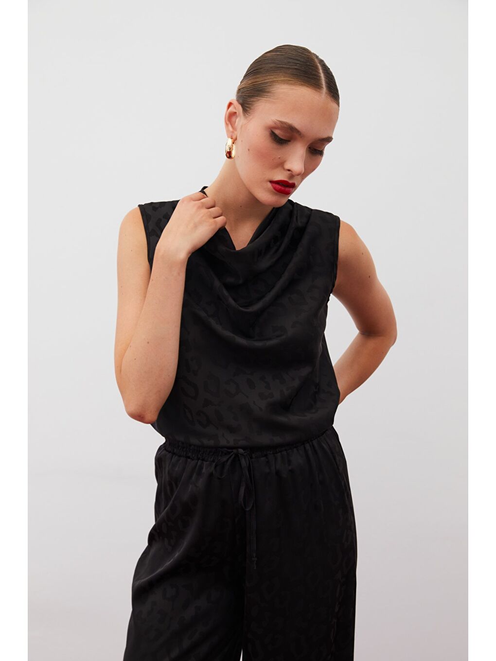 Degaje Yaka Kolsuz Bluz - Siyah-4