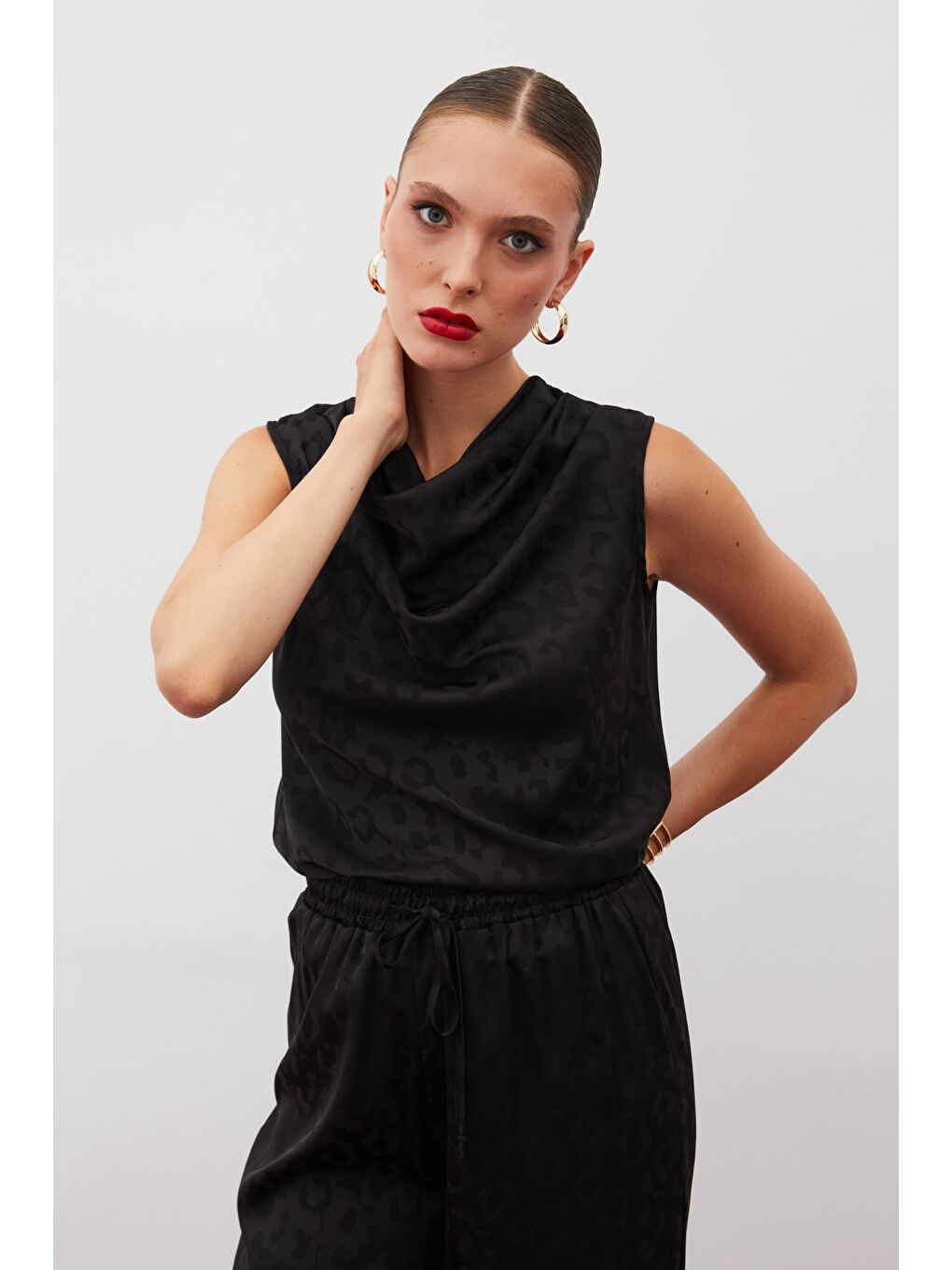 Degaje Yaka Kolsuz Bluz - Siyah-5