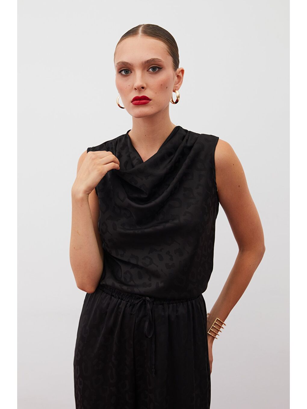 Degaje Yaka Kolsuz Bluz - Siyah-6