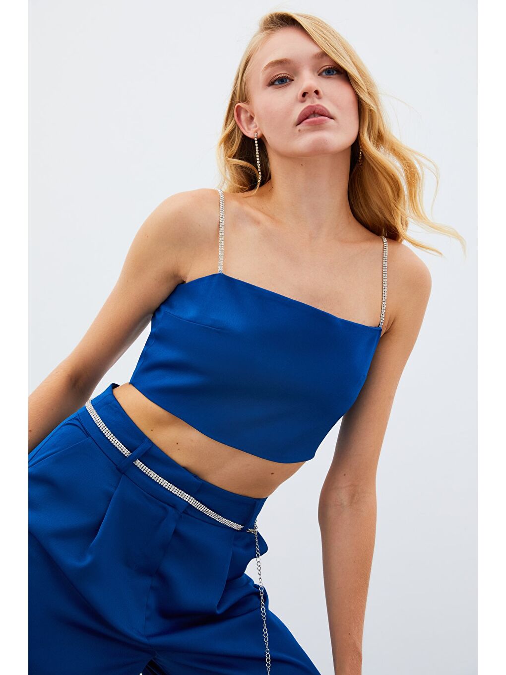 Taş Askılı Saten Crop Bluz - Mavi-2
