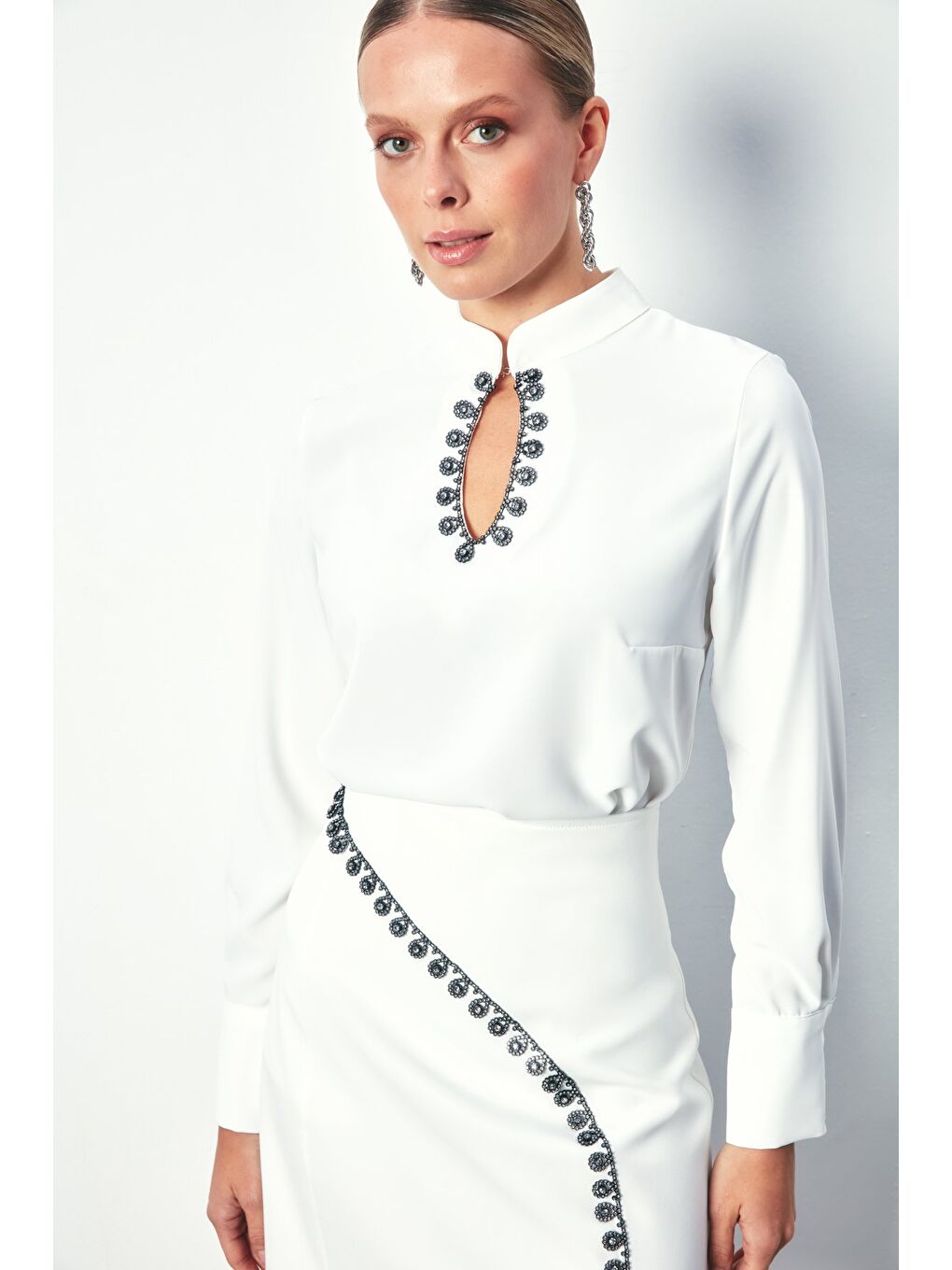 Yaka Damla Detaylı Bluz - Ekru-1