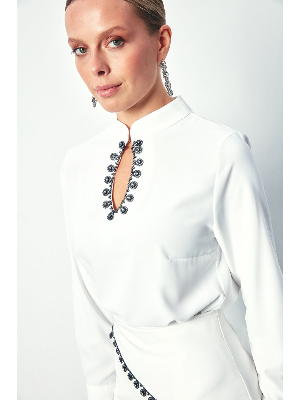 Yaka Damla Detaylı Bluz - Ekru-3