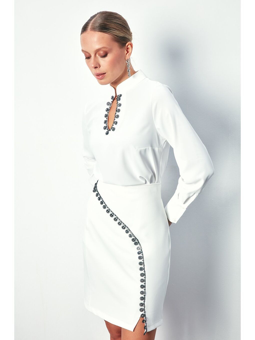 Yaka Damla Detaylı Bluz - Ekru-4