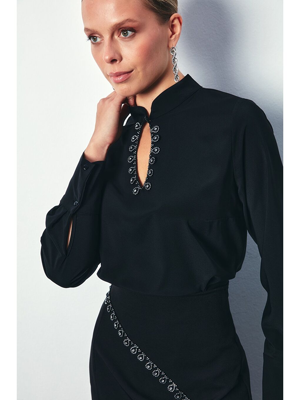 Yaka Damla Detaylı Bluz - Siyah-1