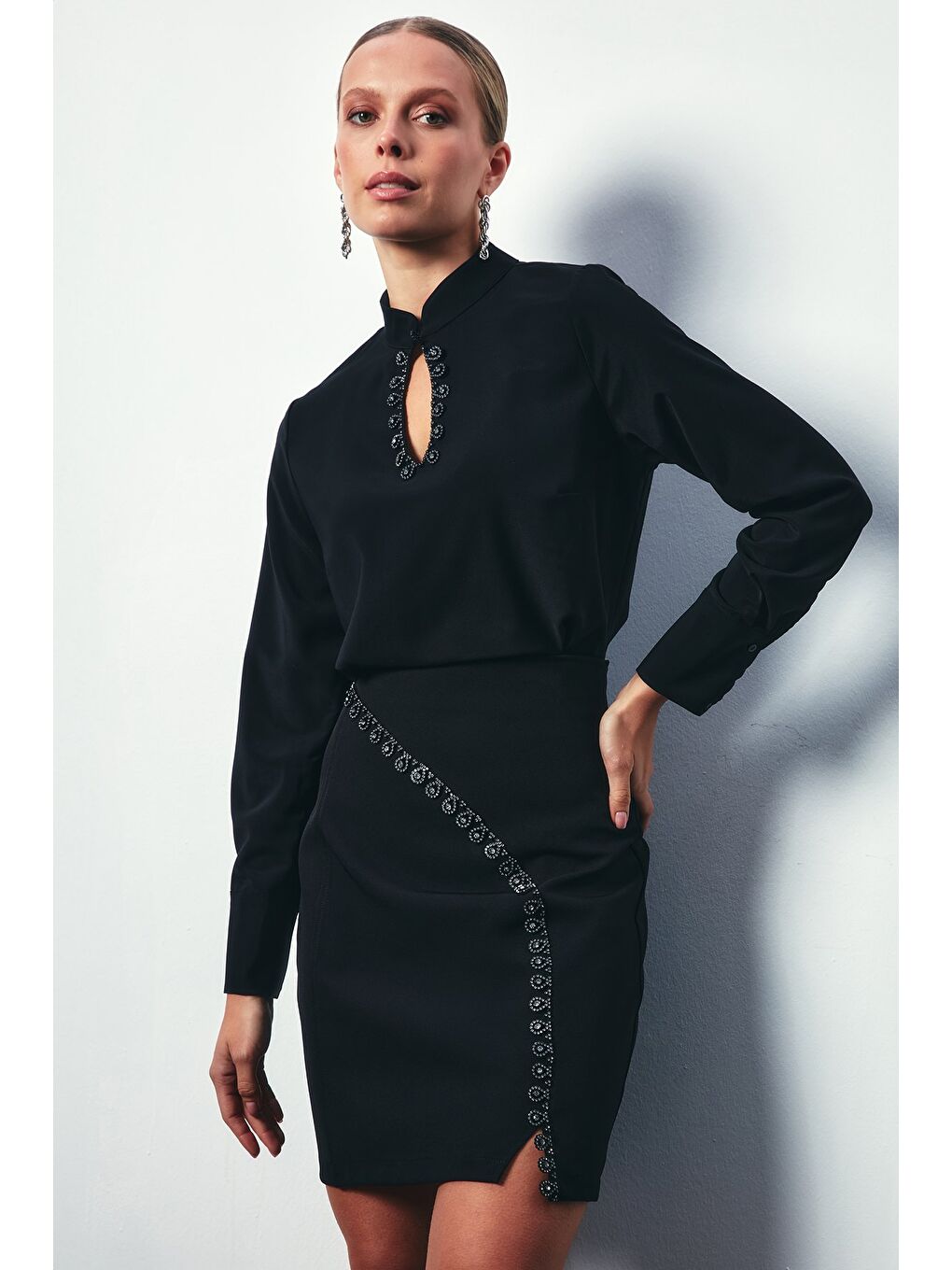 Yaka Damla Detaylı Bluz - Siyah-2