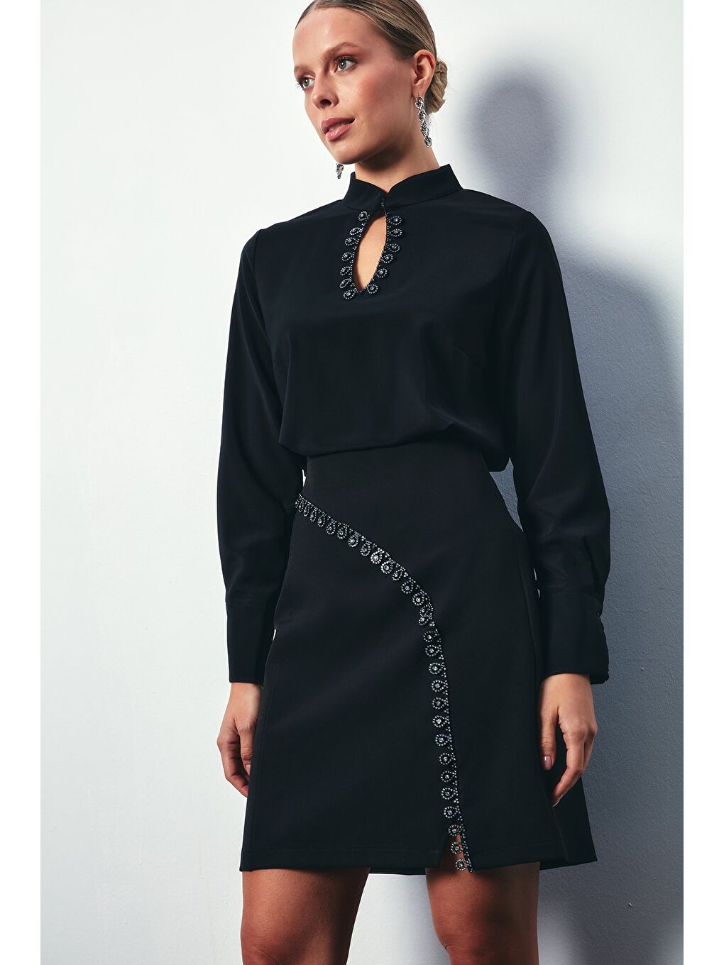 Yaka Damla Detaylı Bluz - Siyah-3