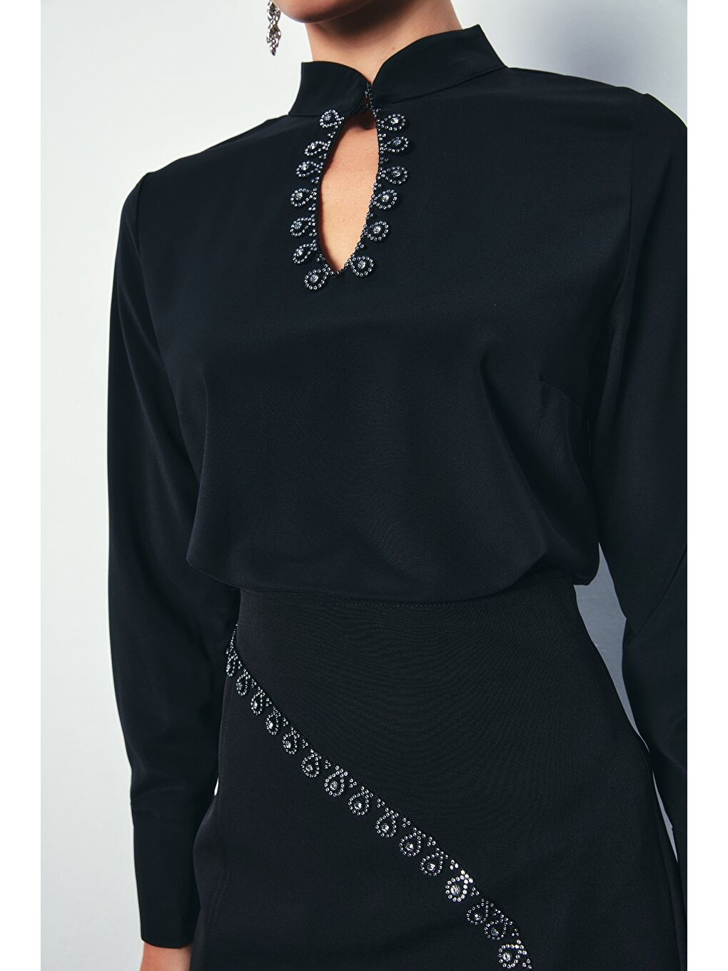 Yaka Damla Detaylı Bluz - Siyah-4