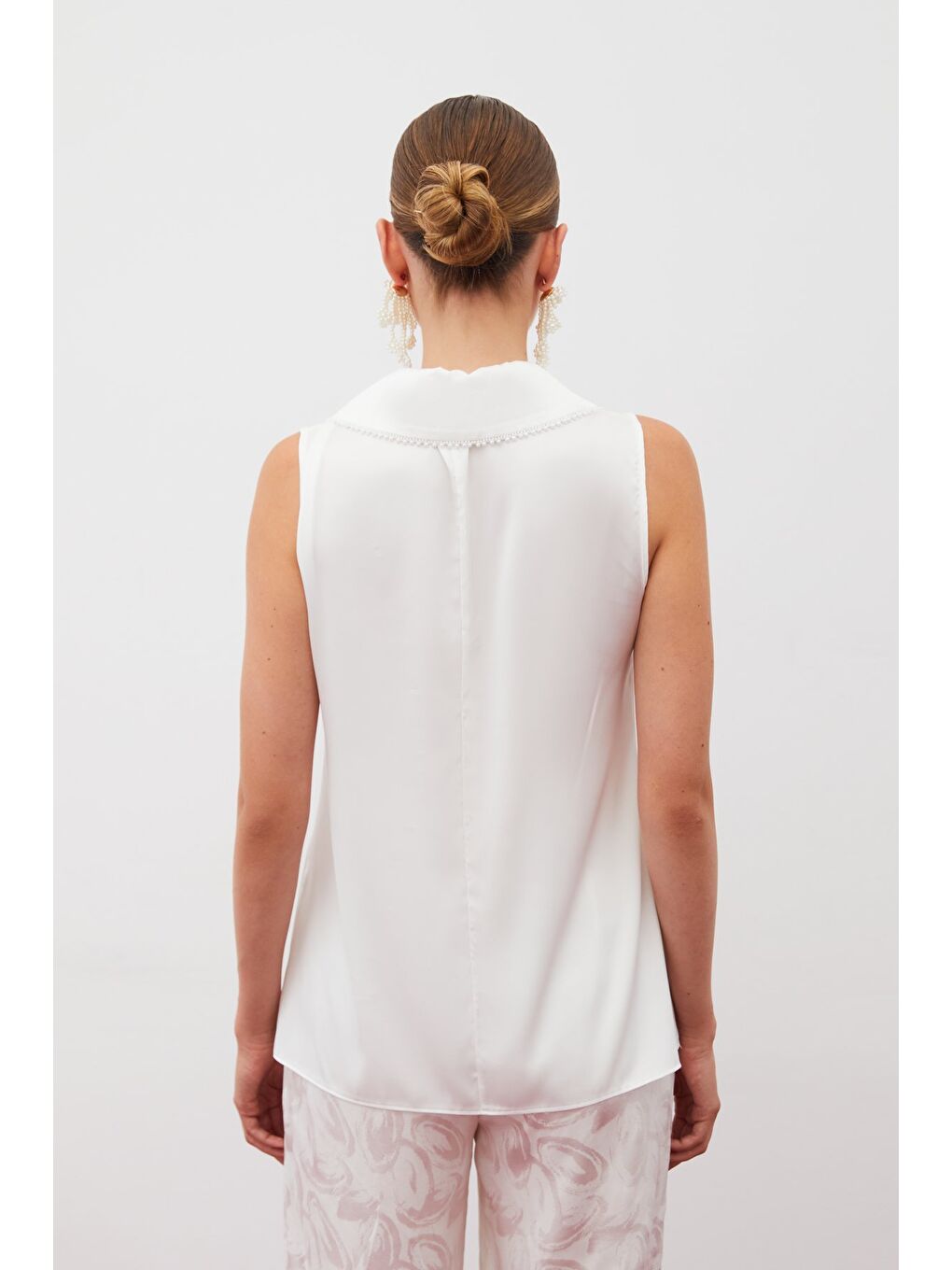 İnci Yakalı Kolsuz Bluz - Ekru-4