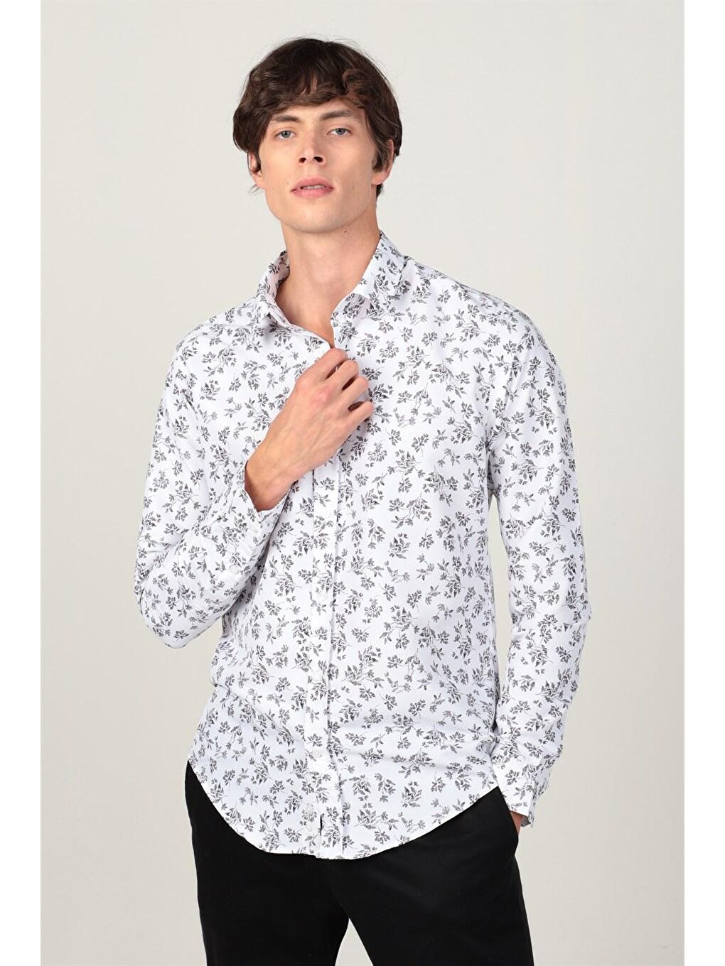 Beyaz Slim Fit Uzun Kol Baskılı Desenli Yaka Düğmeli Erkek Gömlek