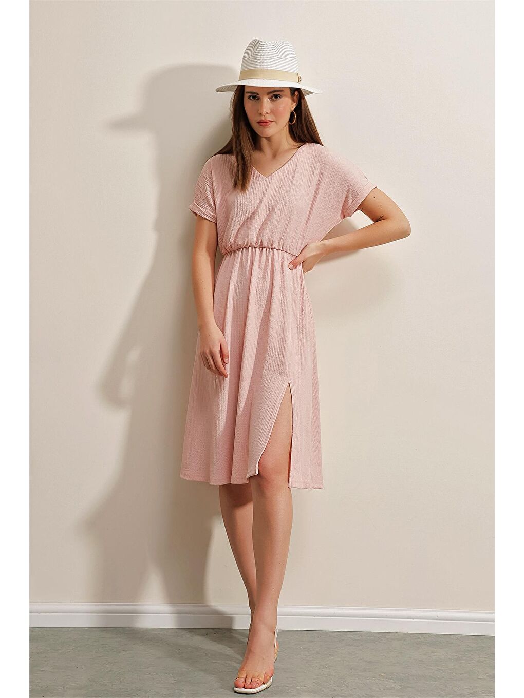 Pembe 2378 V Yaka Yırtmaçlı Örme Elbise - Pudra-1