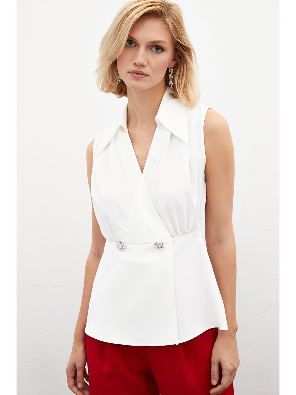 Taş Aksesuarlı Kolsuz Bluz - Ekru-1