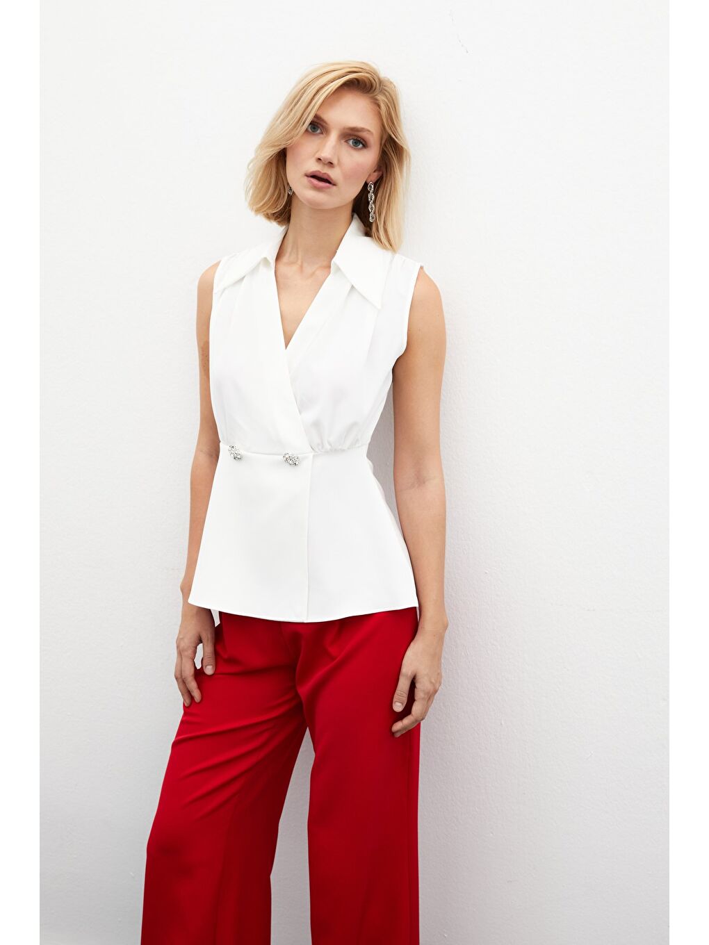 Taş Aksesuarlı Kolsuz Bluz - Ekru-2