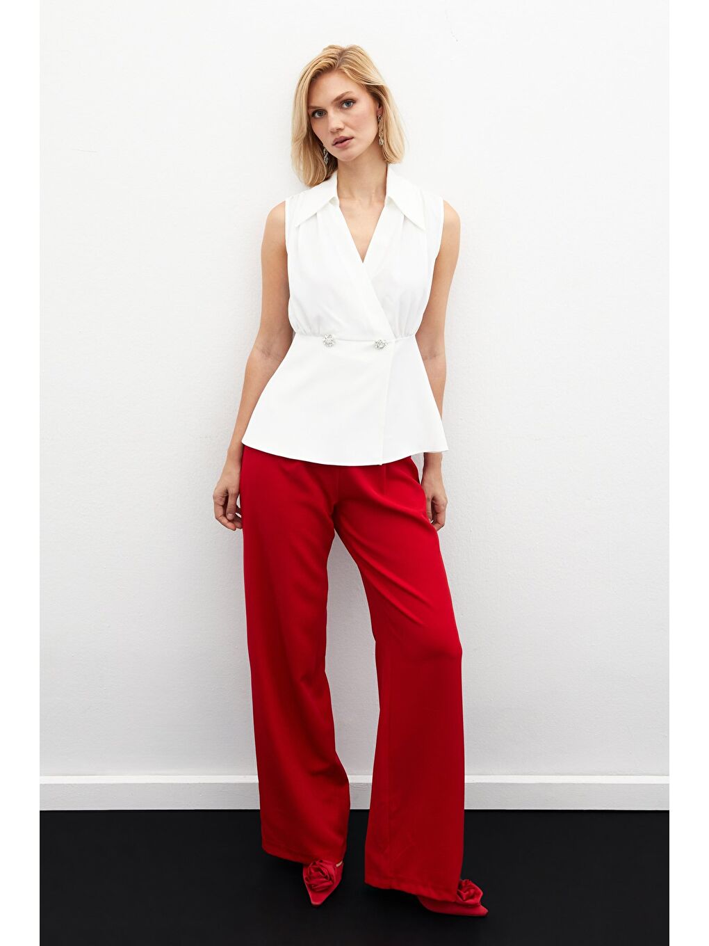 Taş Aksesuarlı Kolsuz Bluz - Ekru-3