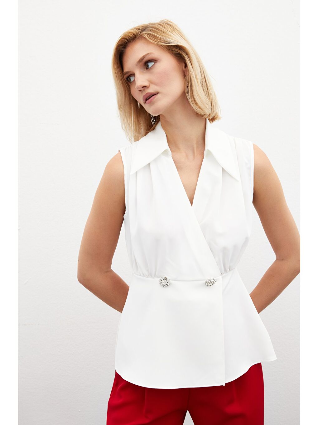 Taş Aksesuarlı Kolsuz Bluz - Ekru-4