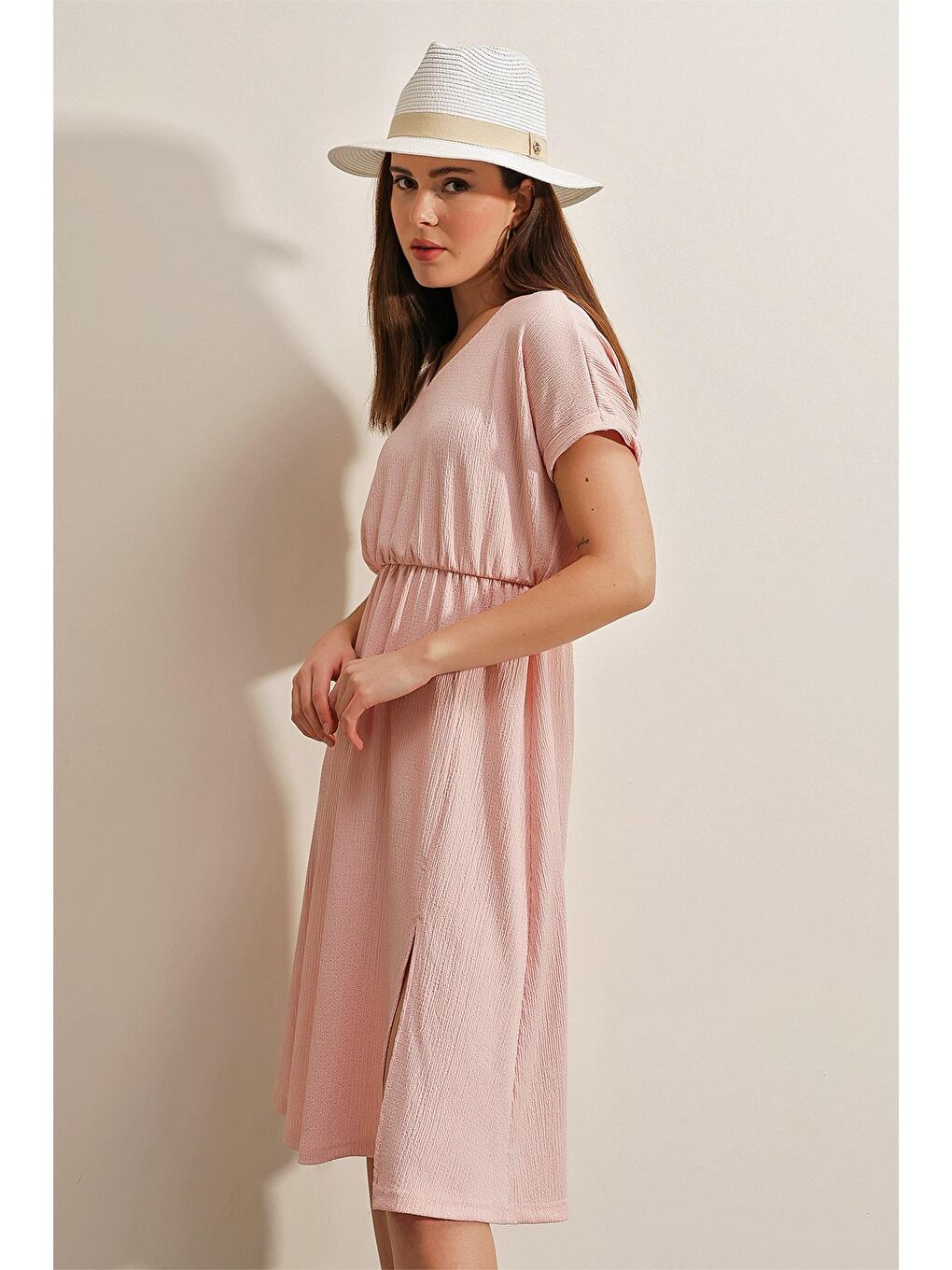 Pembe 2378 V Yaka Yırtmaçlı Örme Elbise - Pudra-3