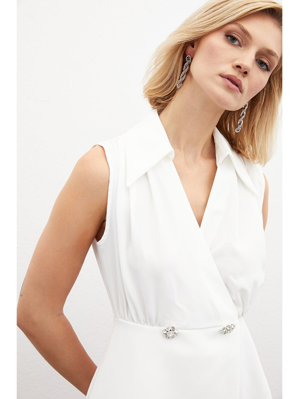 Taş Aksesuarlı Kolsuz Bluz - Ekru-5
