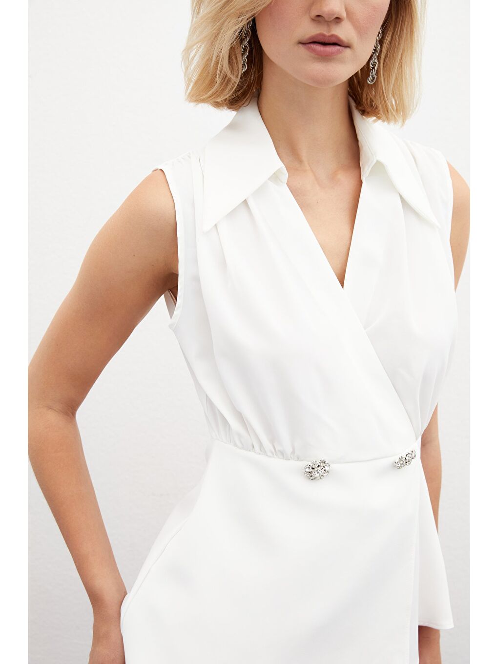 Taş Aksesuarlı Kolsuz Bluz - Ekru-6