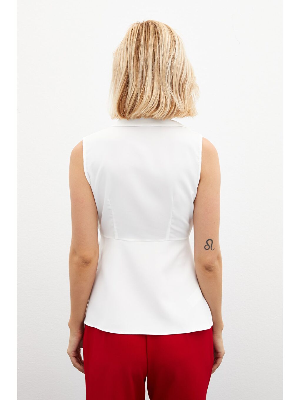 Taş Aksesuarlı Kolsuz Bluz - Ekru-7