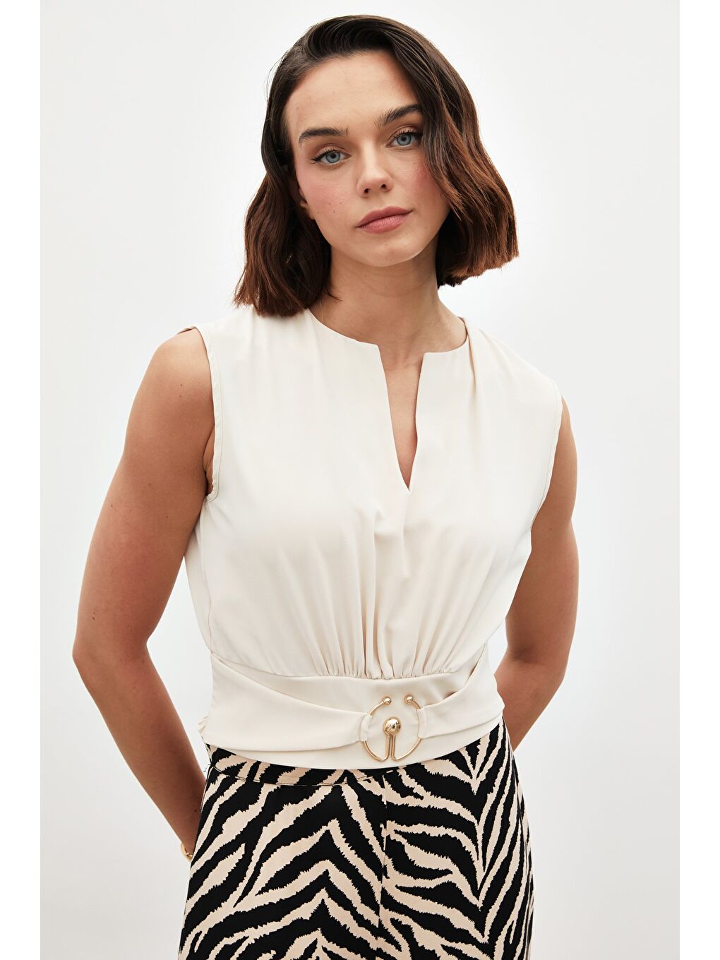 Toka Detaylı Kolsuz Bluz - Bej-4