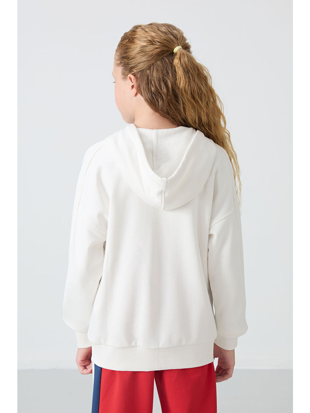 Ekru Pamuklu İçi Tüylü Yumuşak Dokulu Standart Fit Nakışlı Kız Çocuk Sweatshirt - 75149-8