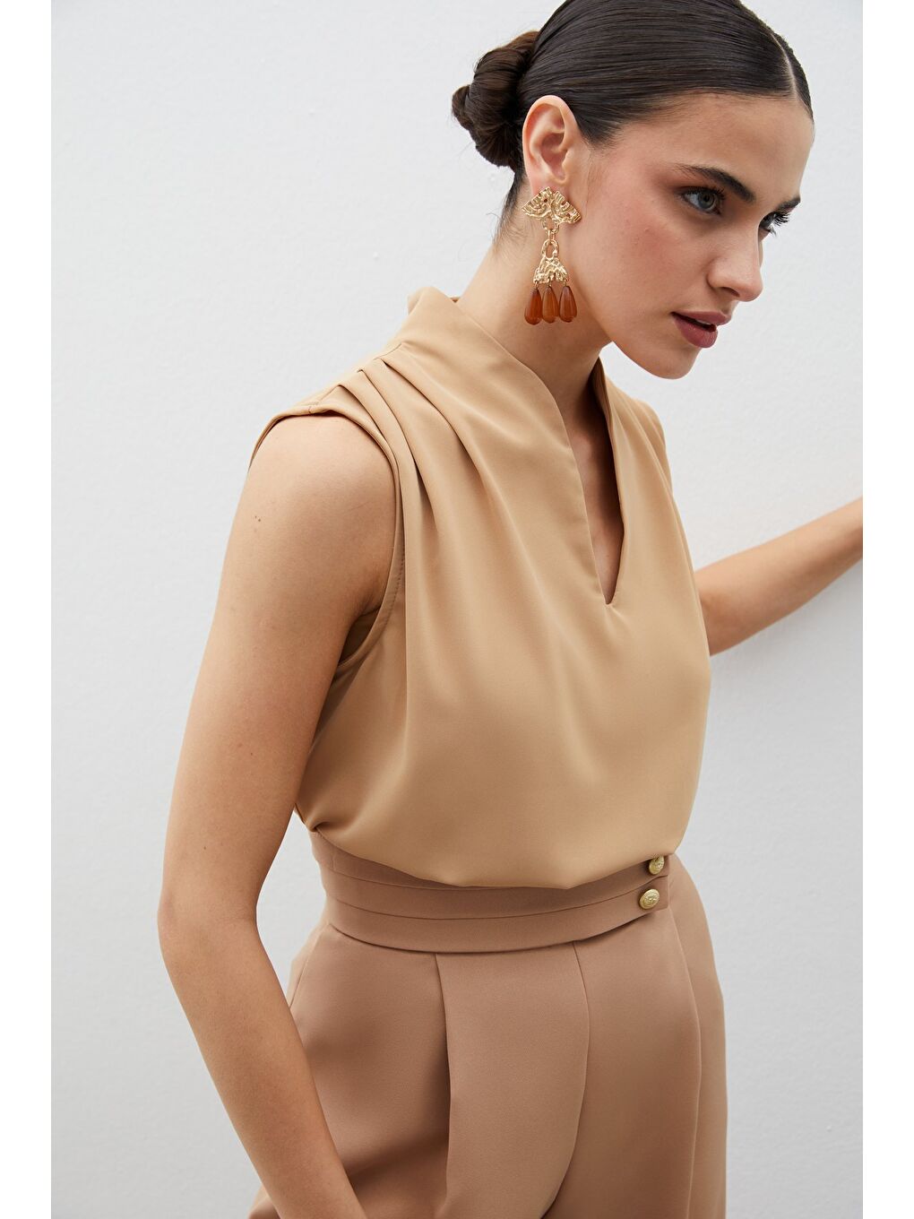 Kahverengi Hakim Yaka Kolsuz Bluz - Camel