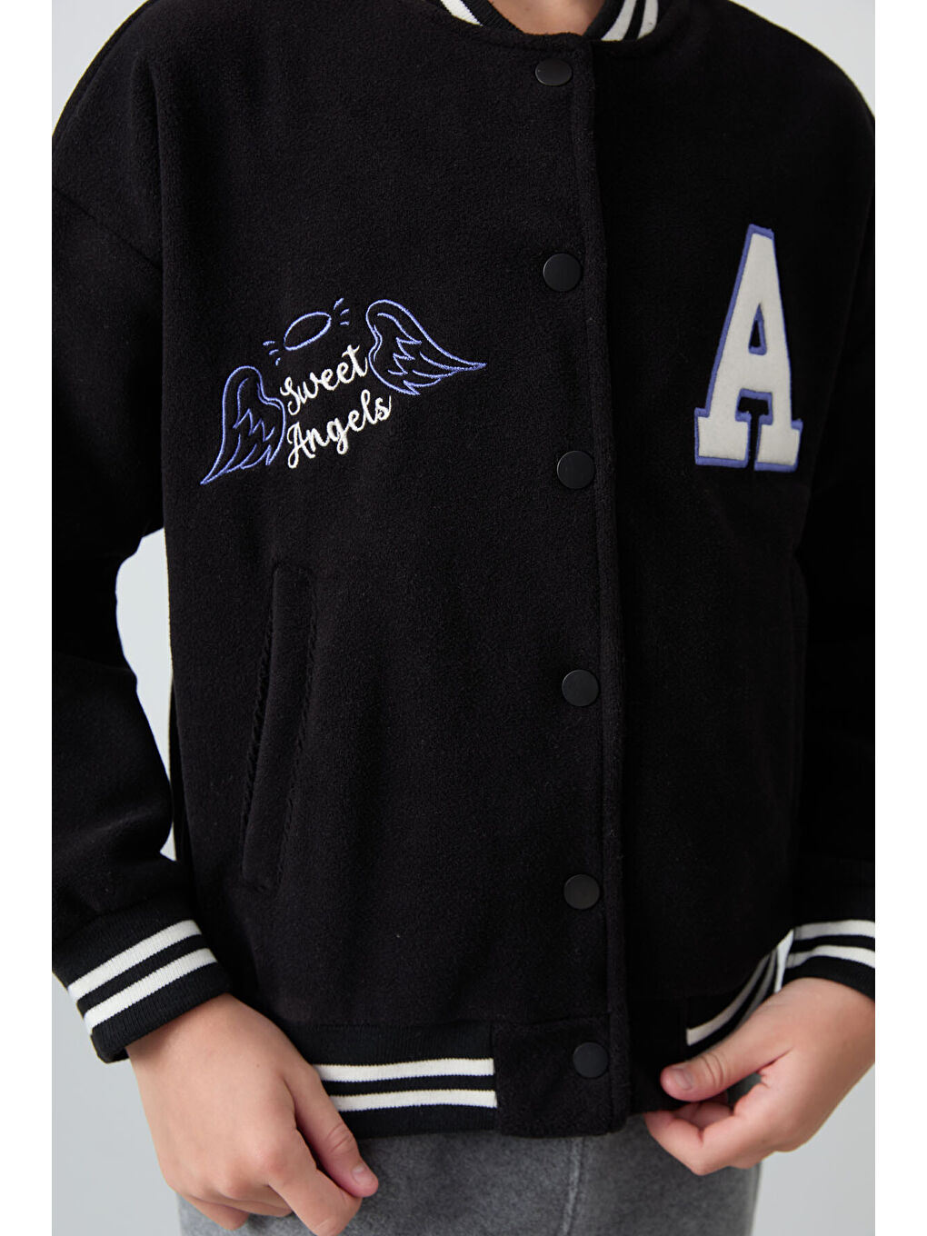 Siyah Kalın Yumuşak Dokulu Standart Fit Nakışlı Polar Kız Çocuk Kolej Ceket - 75156-2