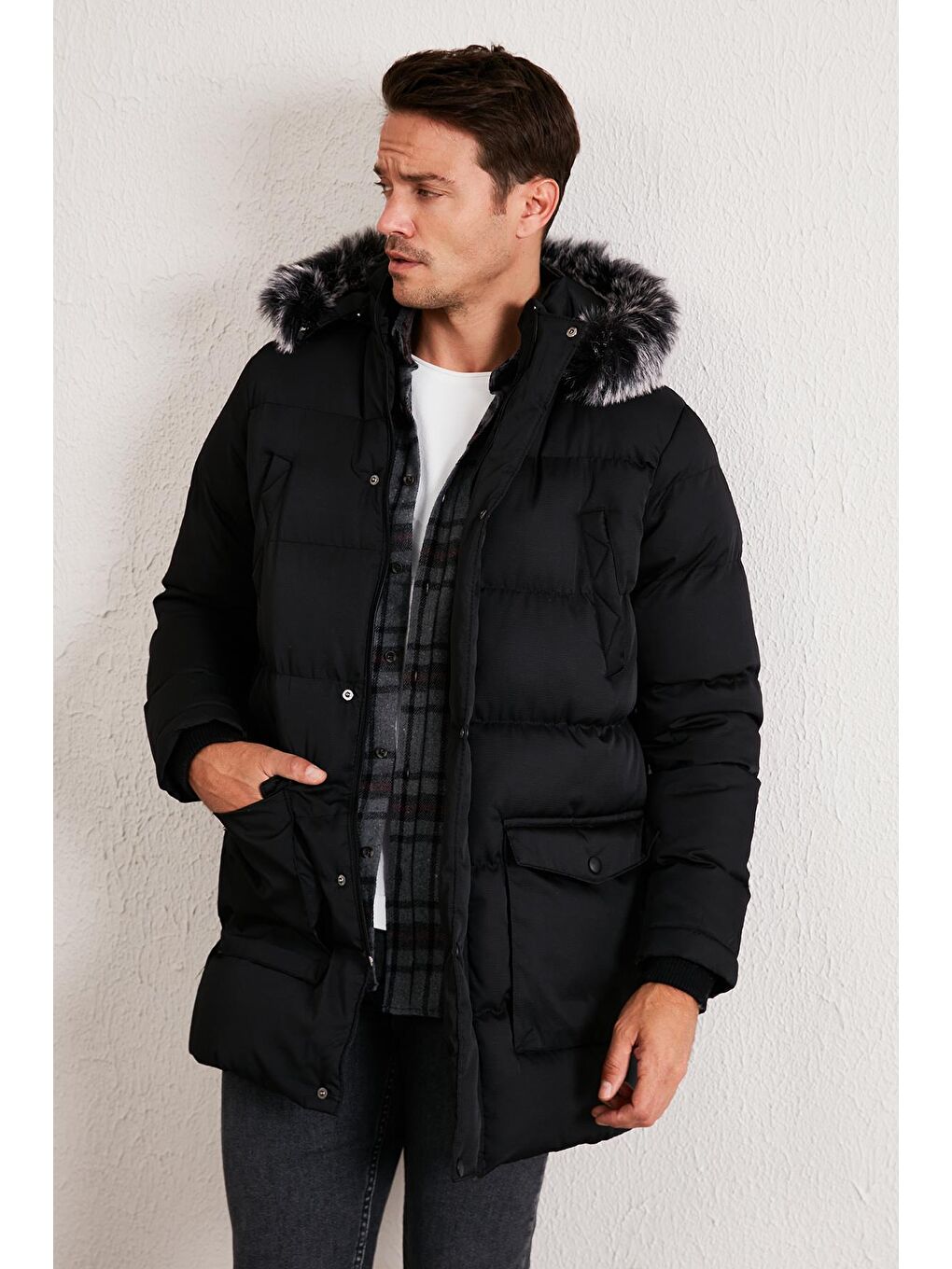 Siyah Yakası Suni Kürklü Çıkarılabilir Kapüşonlu Slim Fit Uzun Şişme Mont 5761050-1