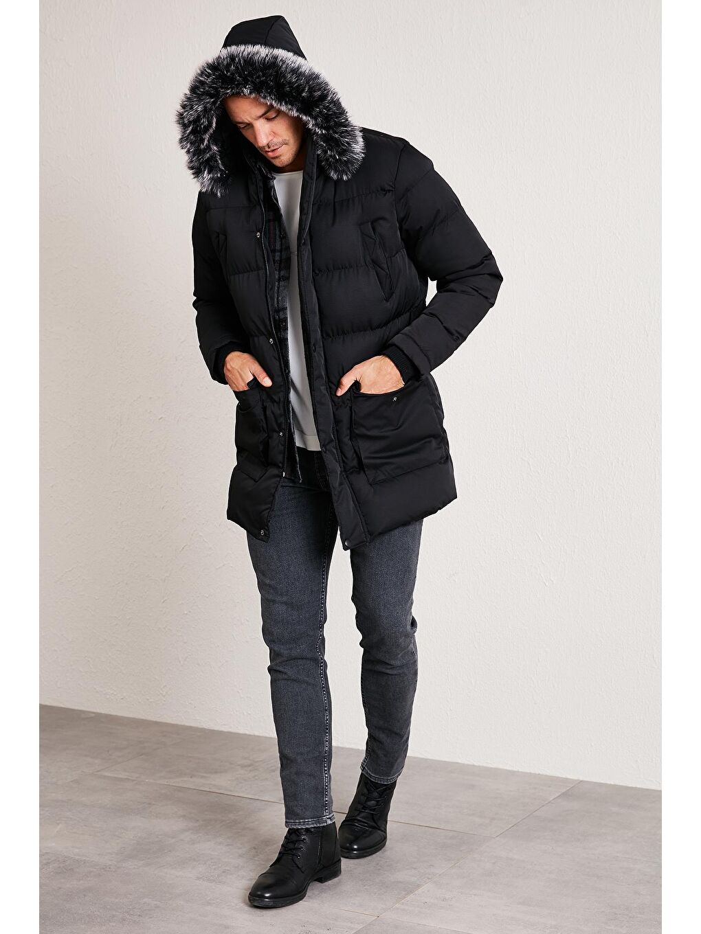 Siyah Yakası Suni Kürklü Çıkarılabilir Kapüşonlu Slim Fit Uzun Şişme Mont 5761050-2