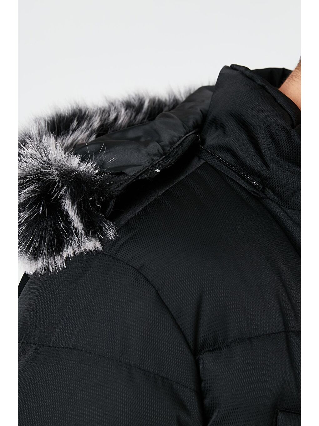 Siyah Yakası Suni Kürklü Çıkarılabilir Kapüşonlu Slim Fit Uzun Şişme Mont 5761050-4