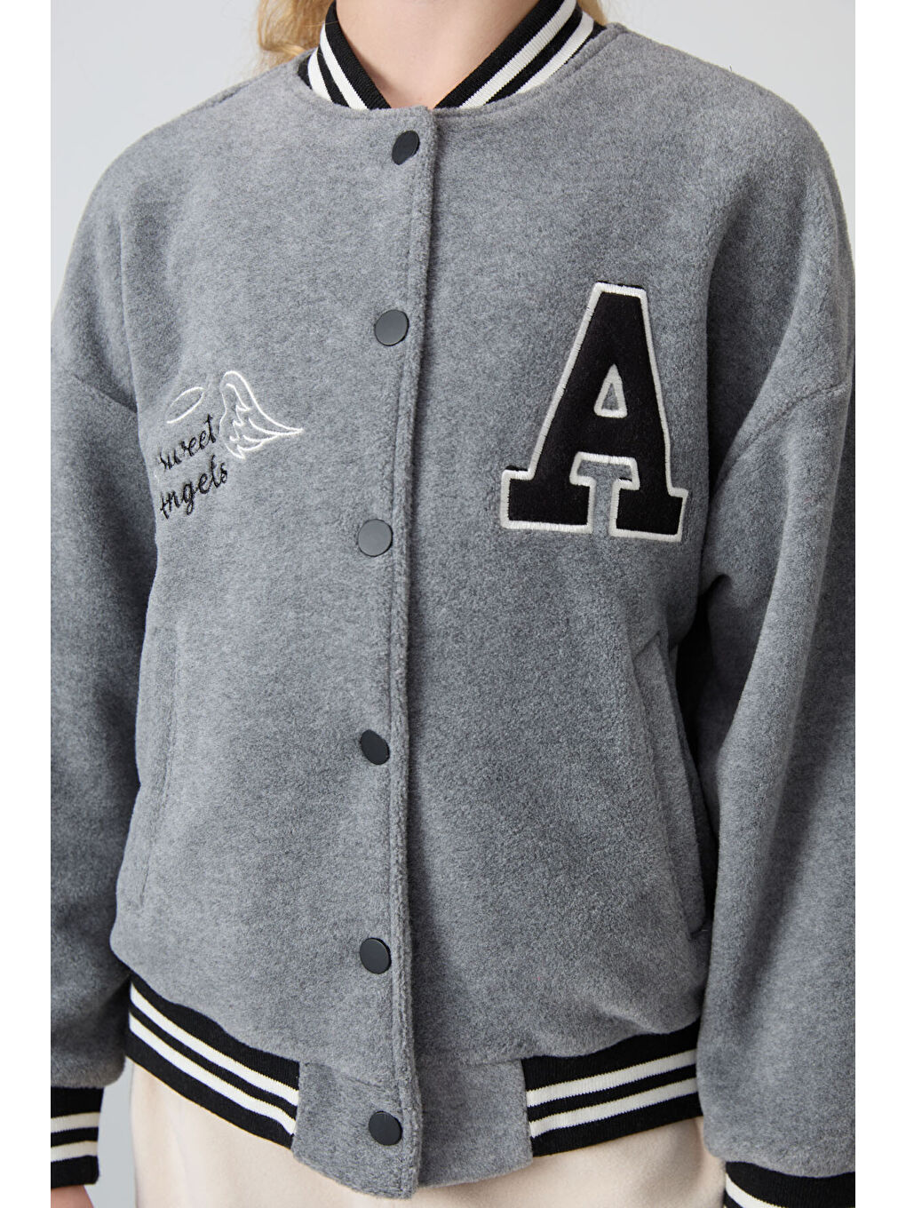 Gri Melanj Kalın Yumuşak Dokulu Standart Fit Nakışlı Polar Kız Çocuk Kolej Ceket - 75156-1