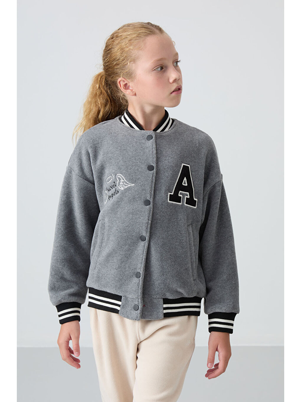 Gri Melanj Kalın Yumuşak Dokulu Standart Fit Nakışlı Polar Kız Çocuk Kolej Ceket - 75156-4
