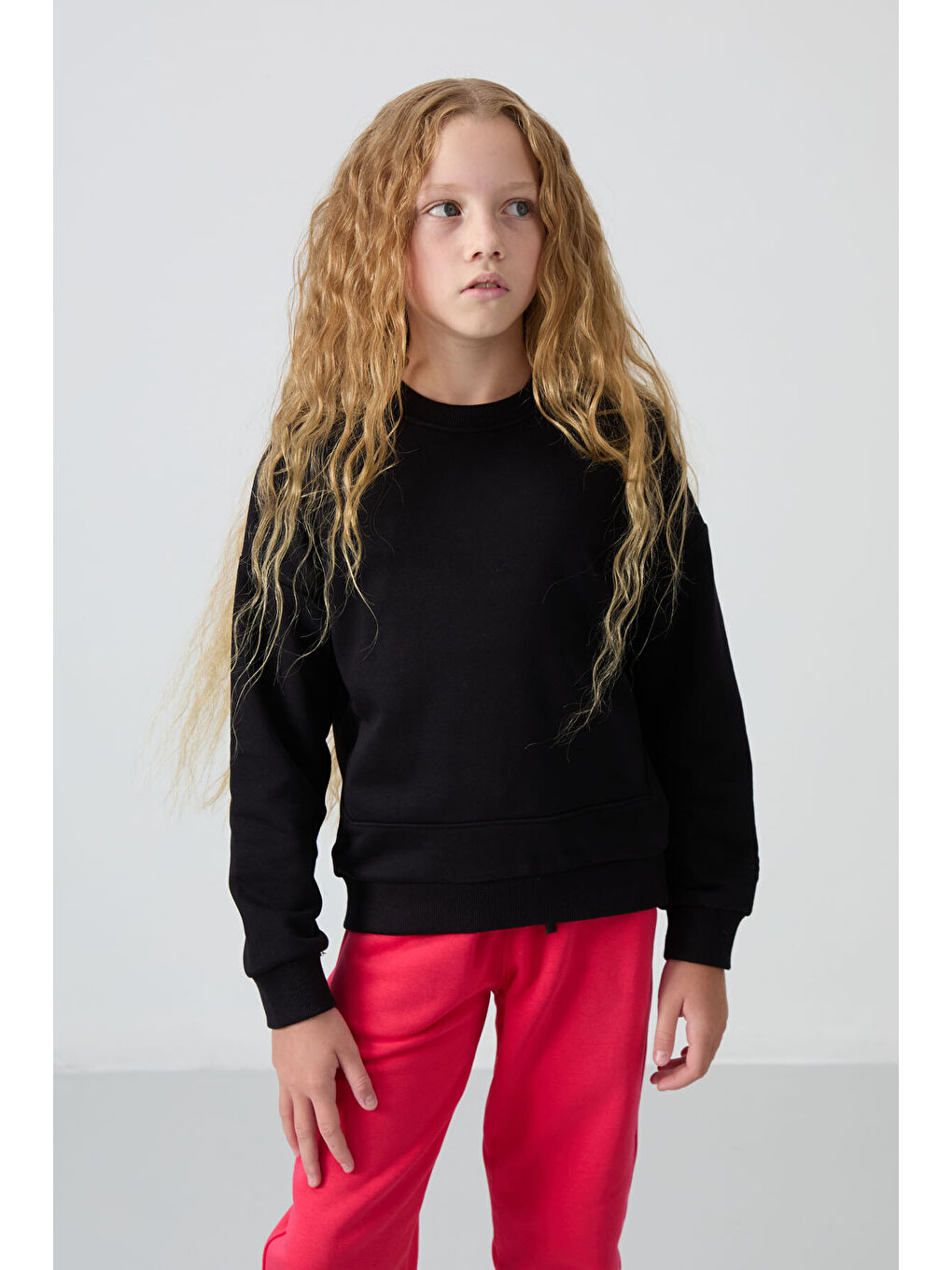 Siyah Pamuklu İçi Tüylü Yumuşak Dokulu Oversize Nakışlı Kız Çocuk Sweatshirt - 75150-5