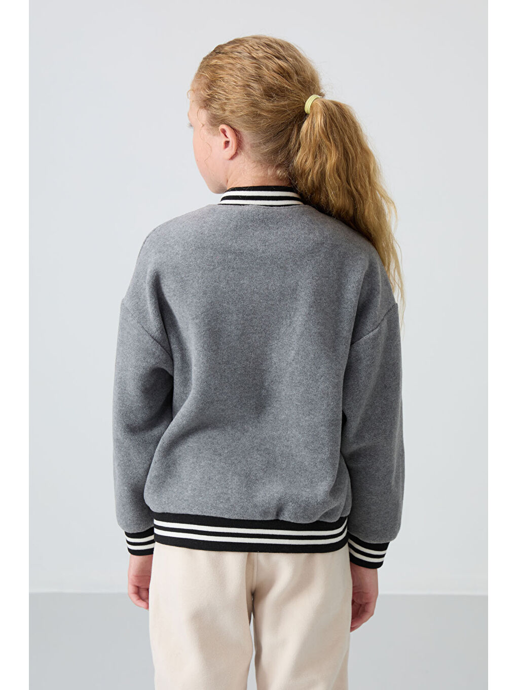 Gri Melanj Kalın Yumuşak Dokulu Standart Fit Nakışlı Polar Kız Çocuk Kolej Ceket - 75156-6
