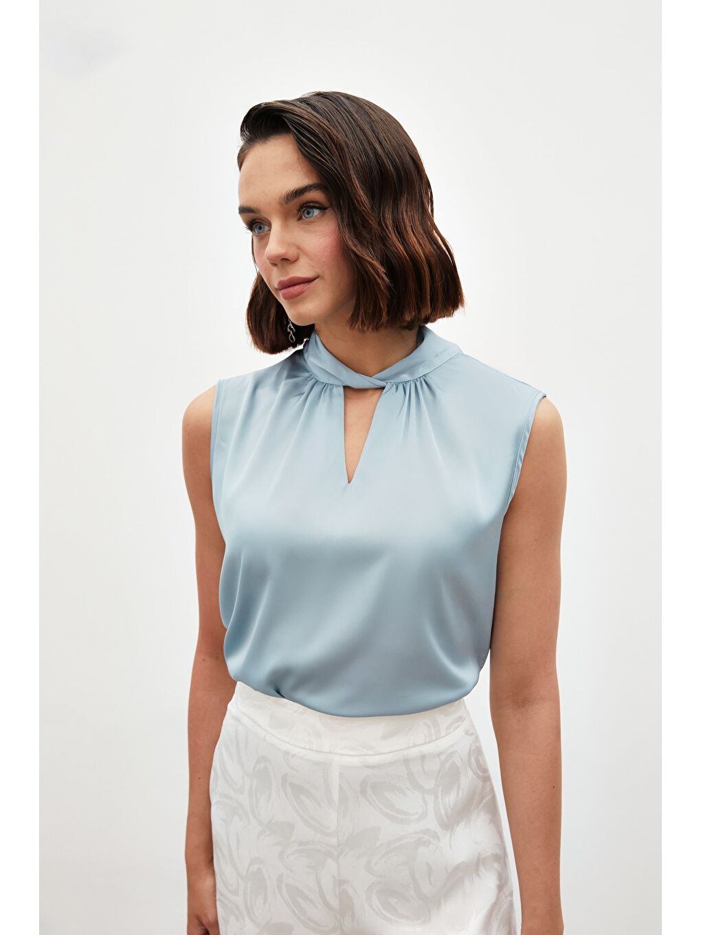Yaka Detaylı Saten Bluz - Bebe Mavi-2