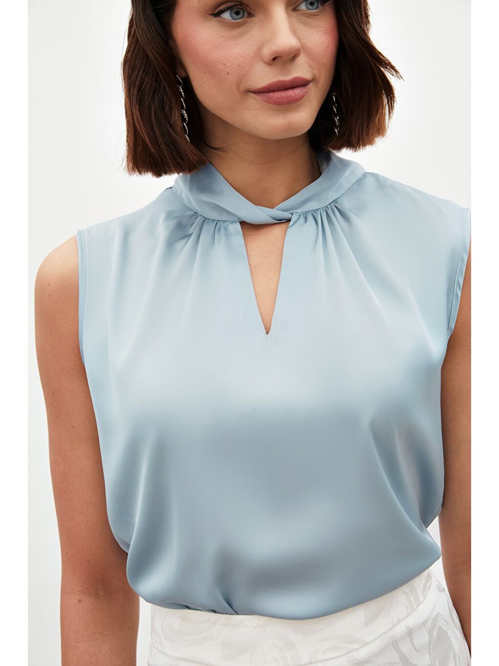 Yaka Detaylı Saten Bluz - Bebe Mavi-3