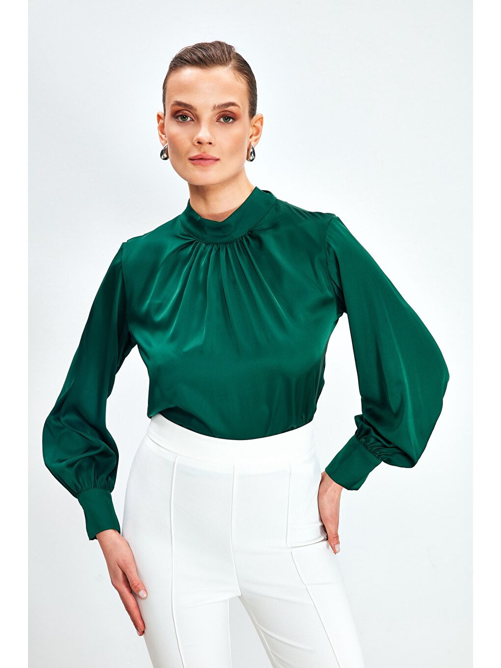 Yeşil Yaka Detaylı Saten Bluz - Zümrüt-1