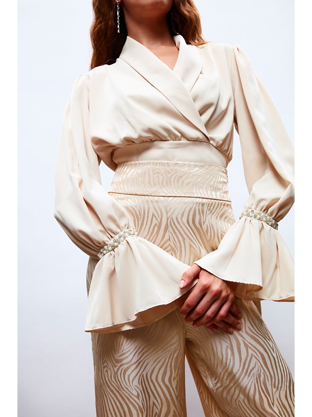 Kol Aksesuar Detaylı Bluz - Bej-4