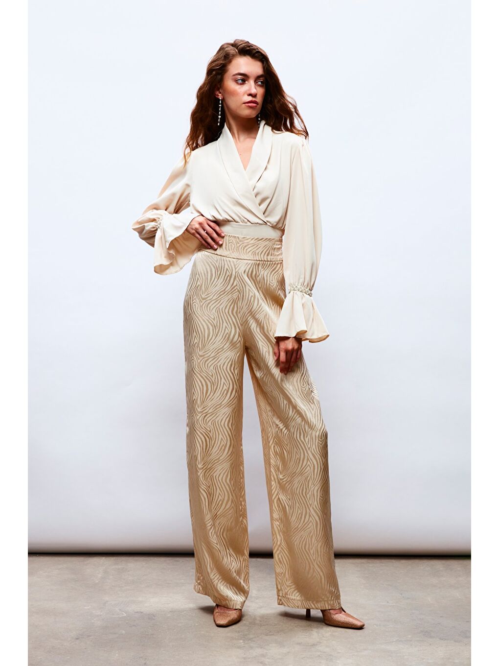 Kol Aksesuar Detaylı Bluz - Bej-5