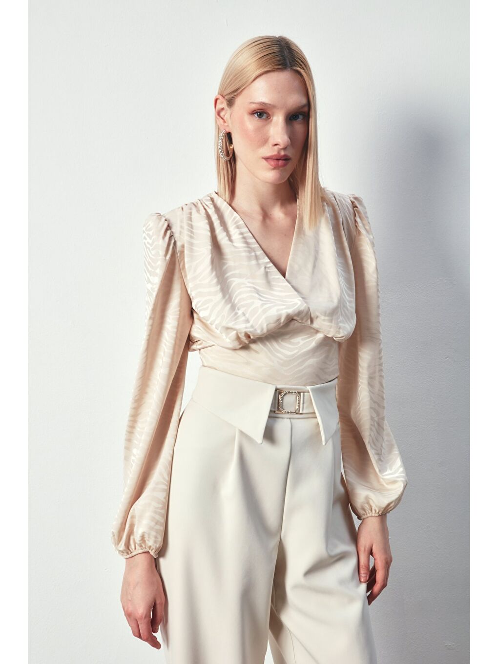 Desenli Kruvaze Saten Bluz - Bej