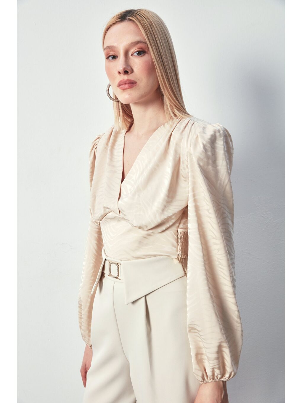 Desenli Kruvaze Saten Bluz - Bej-1