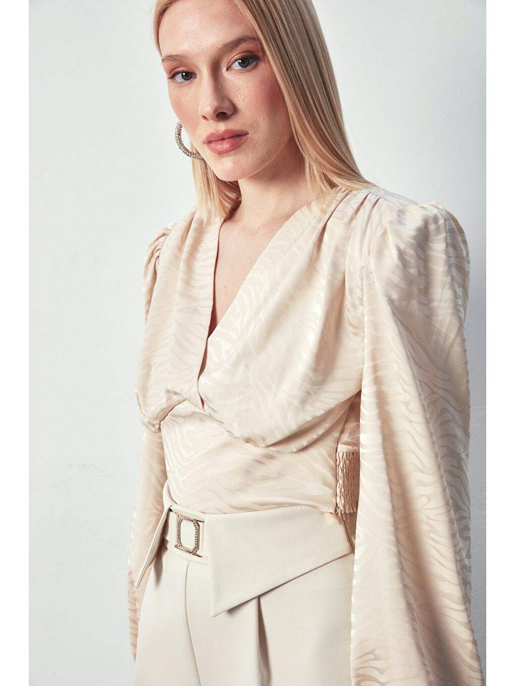 Desenli Kruvaze Saten Bluz - Bej-2